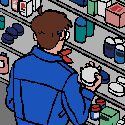 Ein Mensch mit kurzen Haaren und einer blauen Jacke steht vor einem Regal in der Drogerie. Die Person hält eine Dose in der Hand.